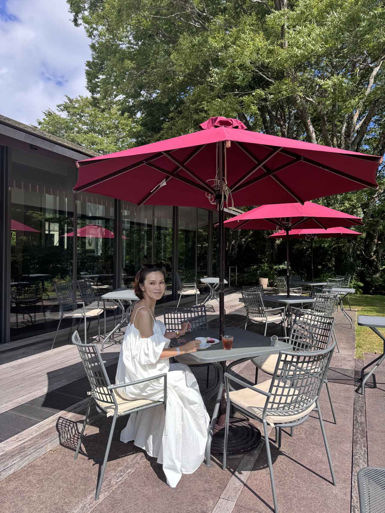 画像: 食後はマイナスイオンを含んだ涼やかな風が吹き抜けて心地がいいテラス席で。