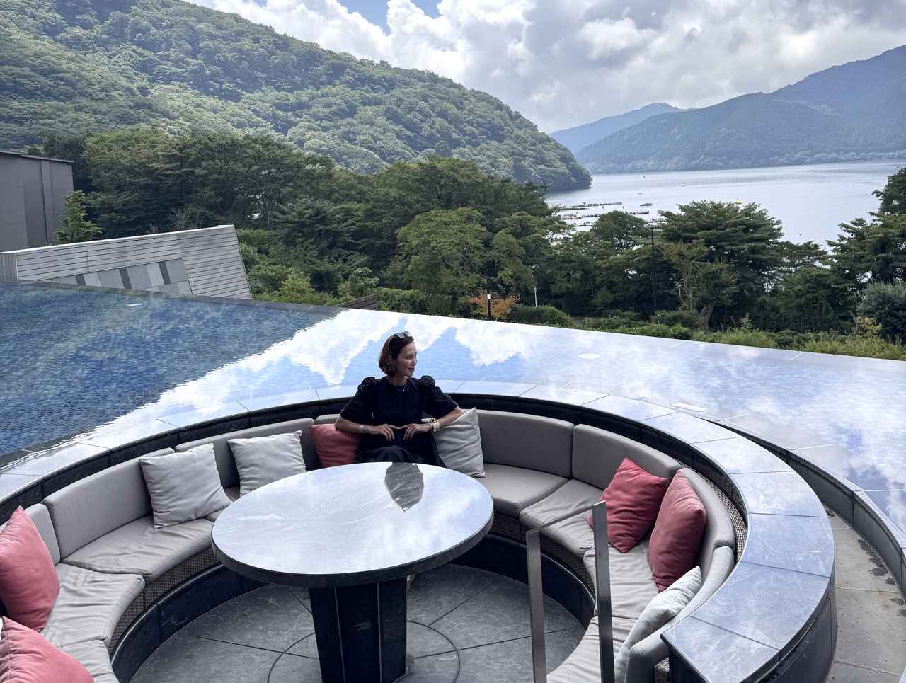 画像1: 湖と一体になる「水盤テラス」