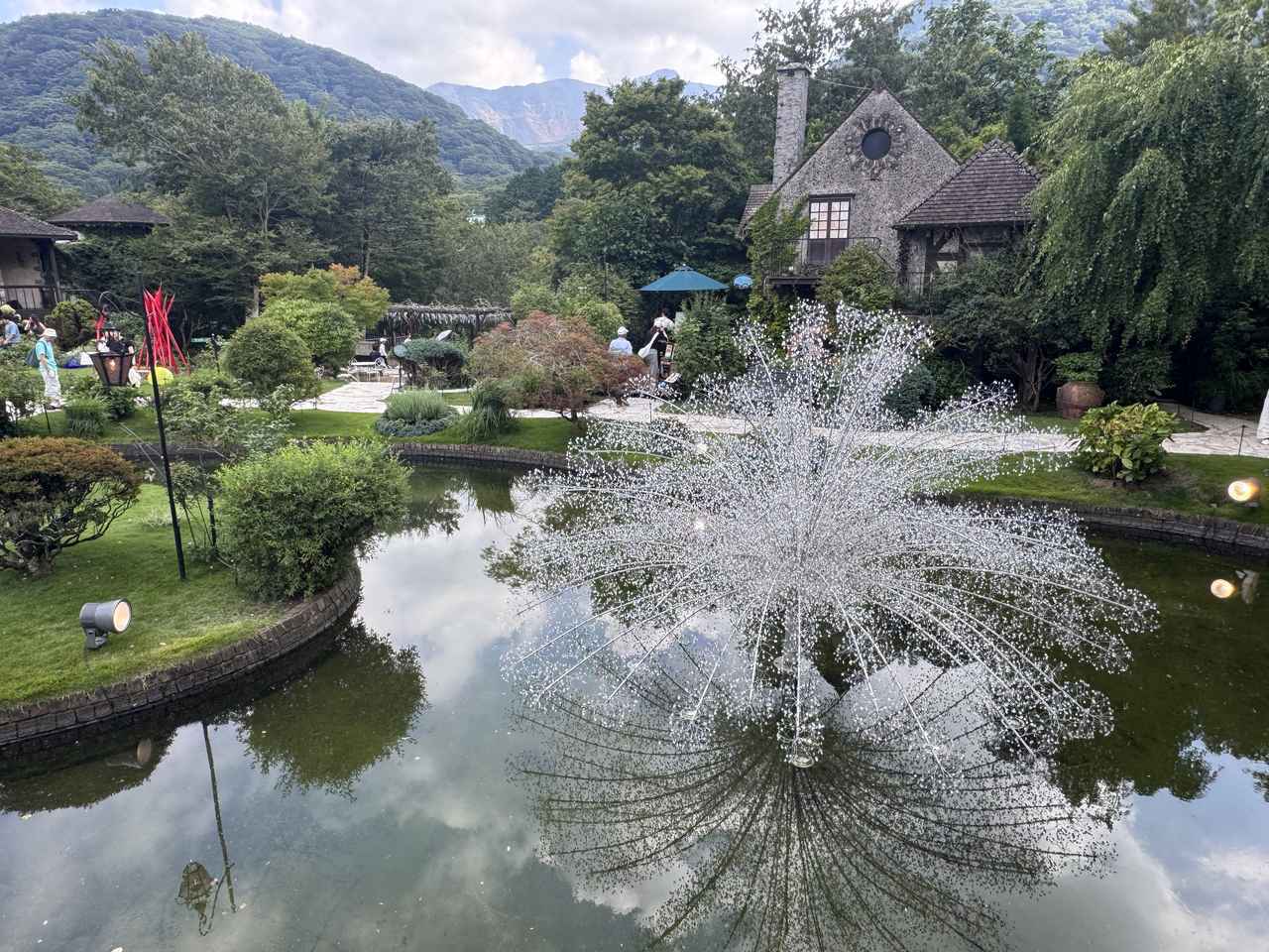 画像: クリスタル・ガラスの水上花火 展示期間：2025年7月18日から10月13日まで（予定）