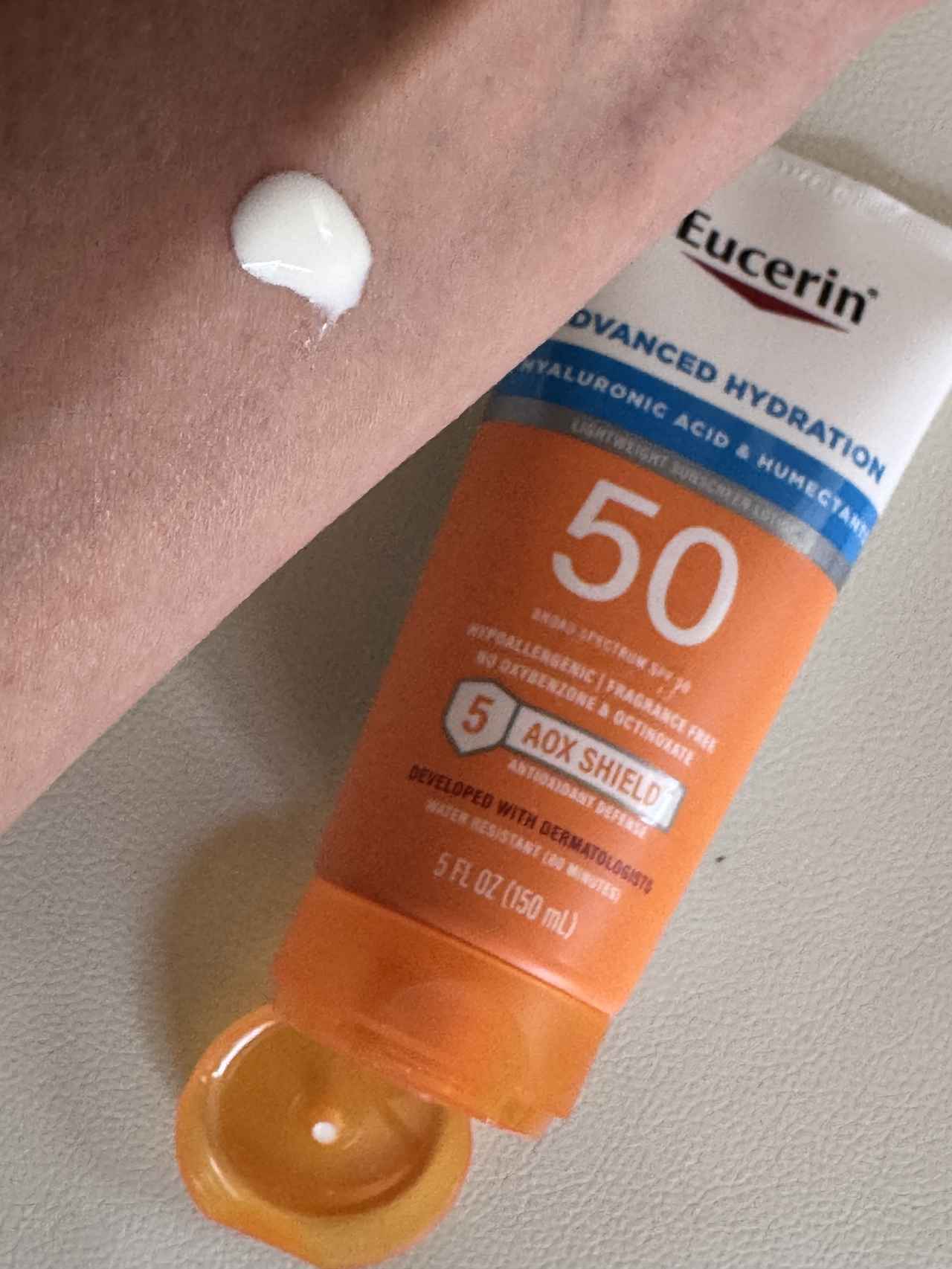 画像: Eucerin, アドバンスド ハイドレーション、軽いつけ心地の日焼け止めローション、SPF50、無香料、150ml(5液量オンス) jp.iherb.com