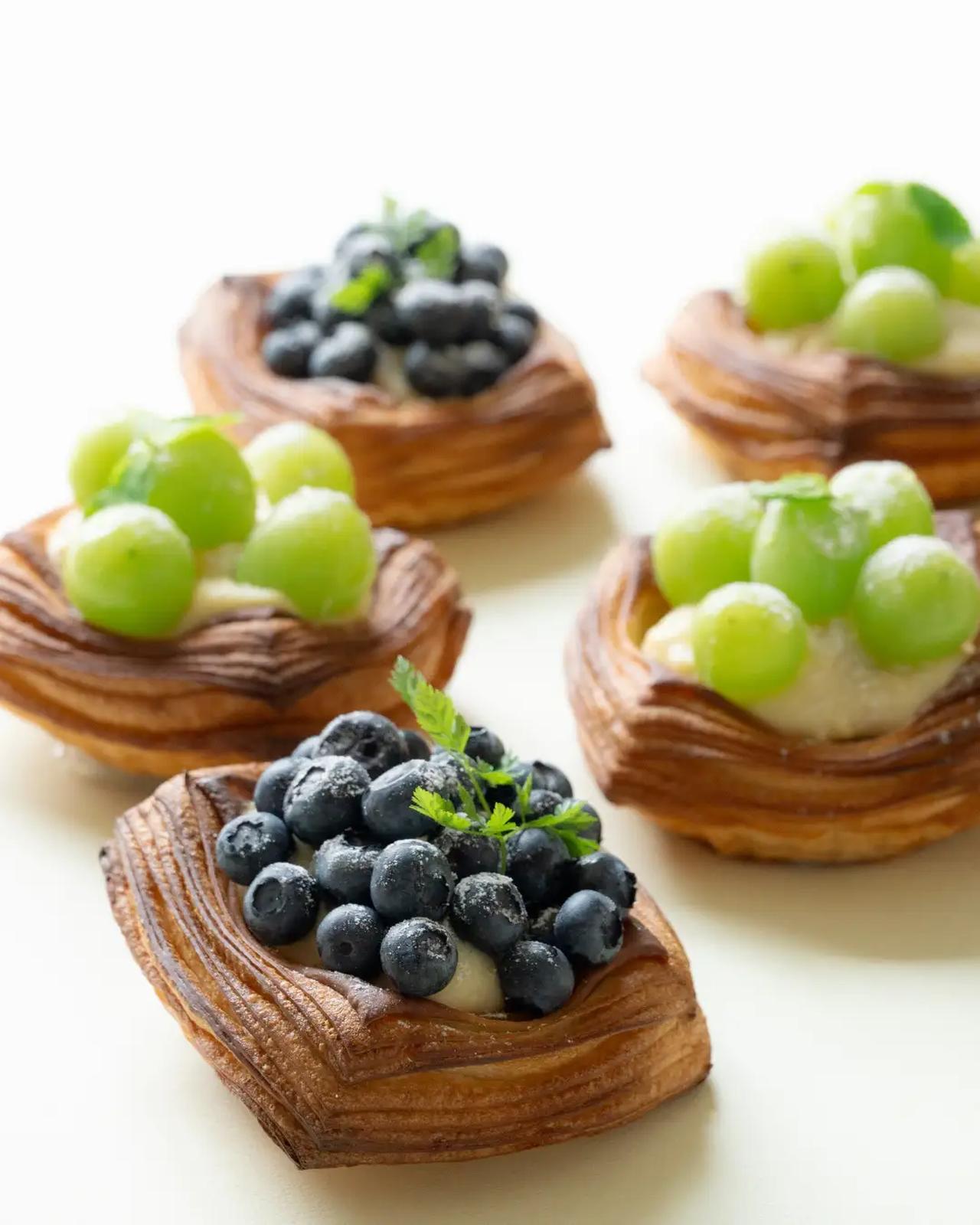 画像: 季節の果実を贅沢にあしらったデニッシュ