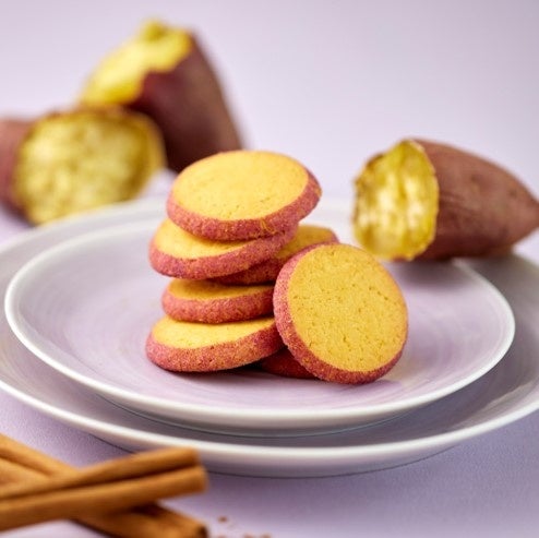 画像: 〈サブレ パタト ドゥース〉 さつま芋の可愛い見た目と焼きたてのほくほく感をイメージしたクッキー。さつま芋本来の味わいがしっかりと出るようにさつま芋のペーストを選定、相性の良いシナモンを加えることで、後味が上品なクッキーに仕上げました。 ※さつま芋香料使用