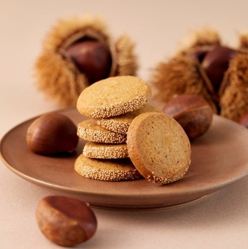 画像: 〈サブレ マロン〉 けしの実をあしらい栗をイメージした、香ばしい栗の香り広がるサクサク食感のクッキー。味、風味の異なる2種の栗ペーストを使用することで、味に重厚感をもたせています。 ※栗香料使用