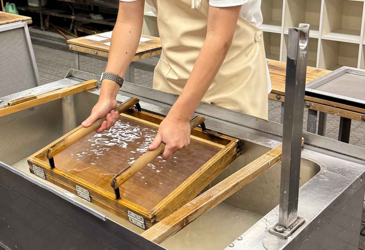 画像3: 世界にひとつだけのお土産を!「美濃和紙の里会館」で紙すき体験
