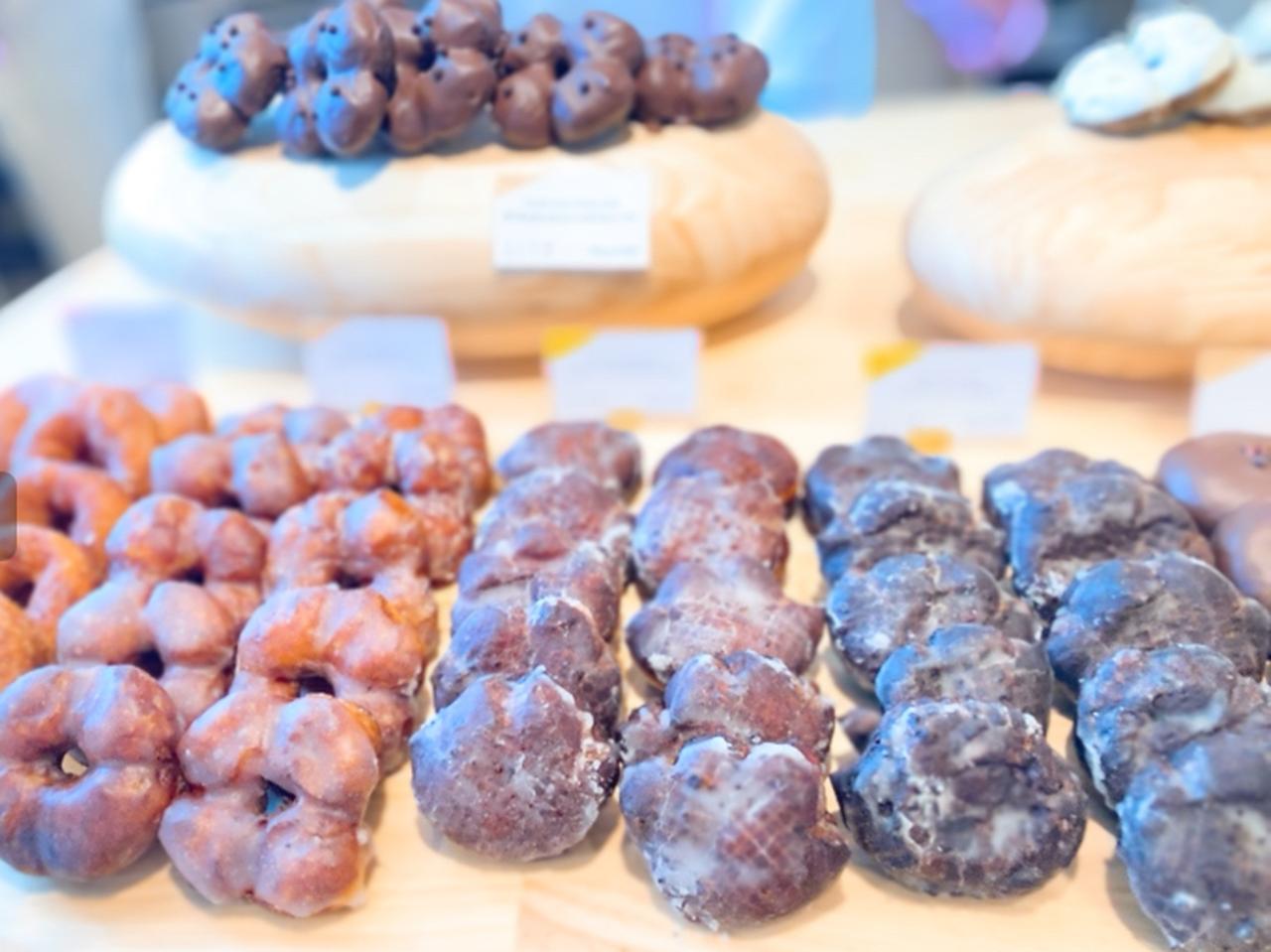 画像: 手前中央が『レアドーナツ プレーン』、手前右が『レアドーナツ カカオ』