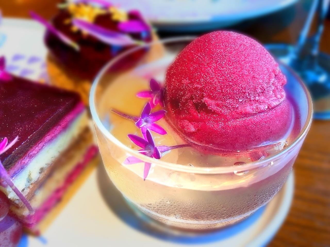 画像: ピオーネとエルダーフラワーのジュレ カシスソルベ