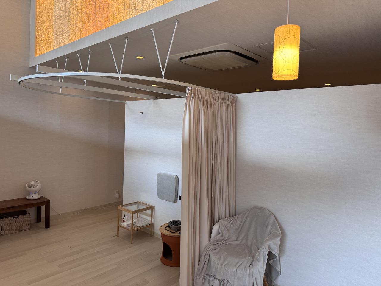 画像: 清潔感ある店内。個室がたくさん並び、広さにびっくり。