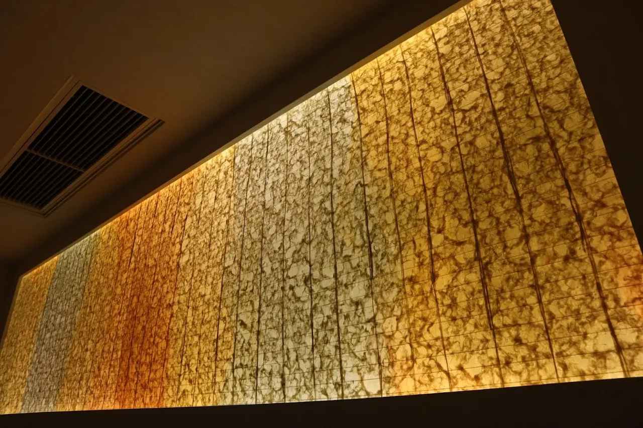 画像: 一枚一枚手作りの和紙とそれを引き立てる柔らかな照明