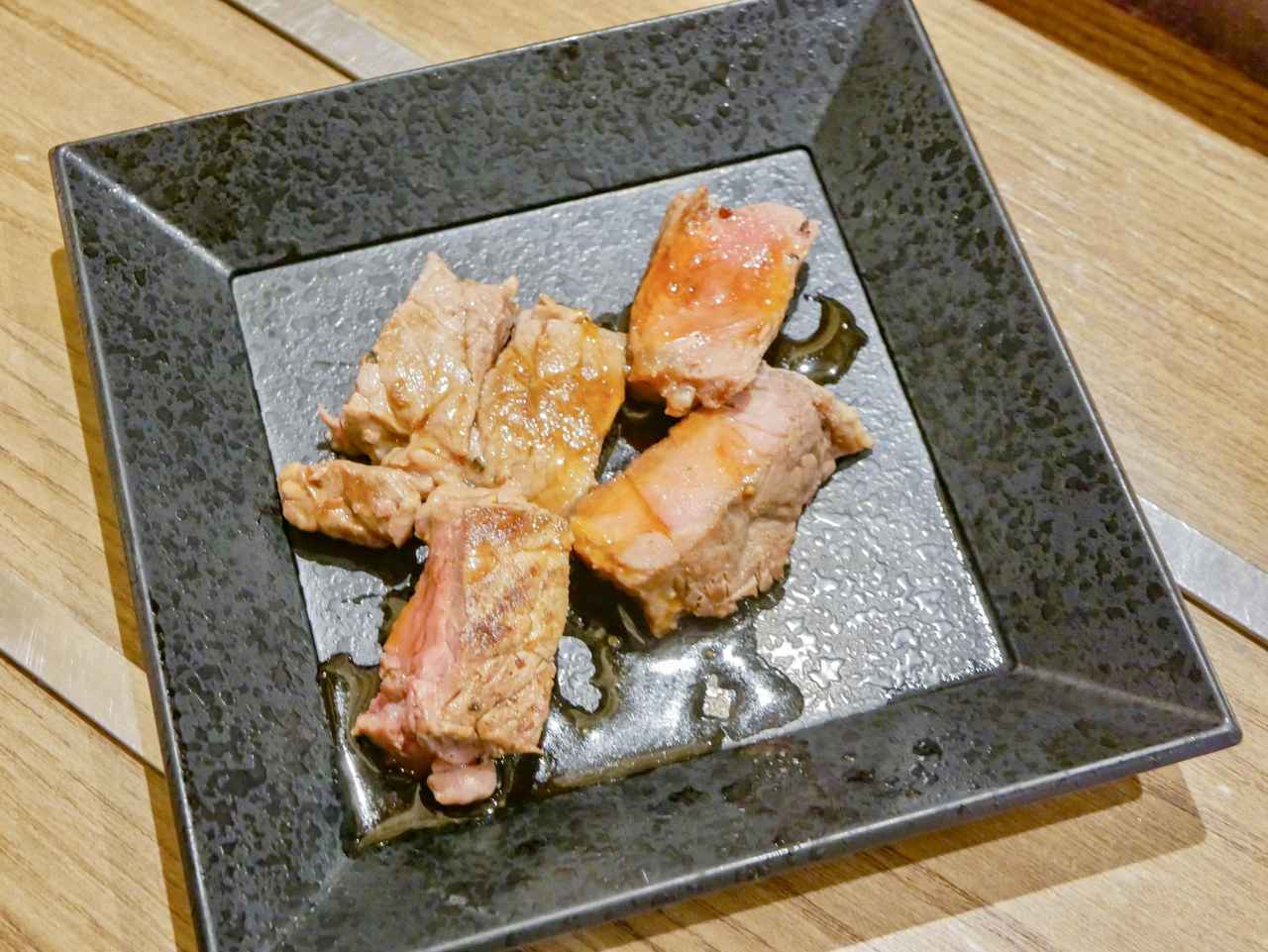 画像: ジューシーな旨み！ライブキッチンのビーフステーキ