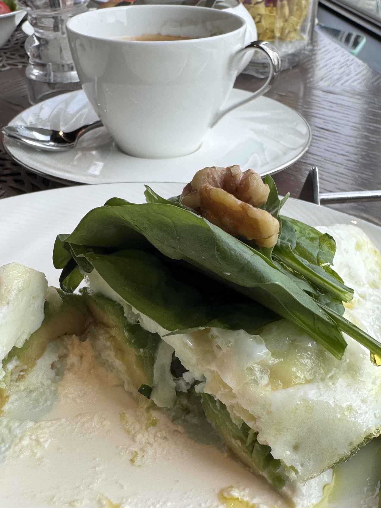 画像: フレッシュアボカド、アスパラ、くるみ、クリスピー仕上げのほうれん草とリコッタチーズのサラダ