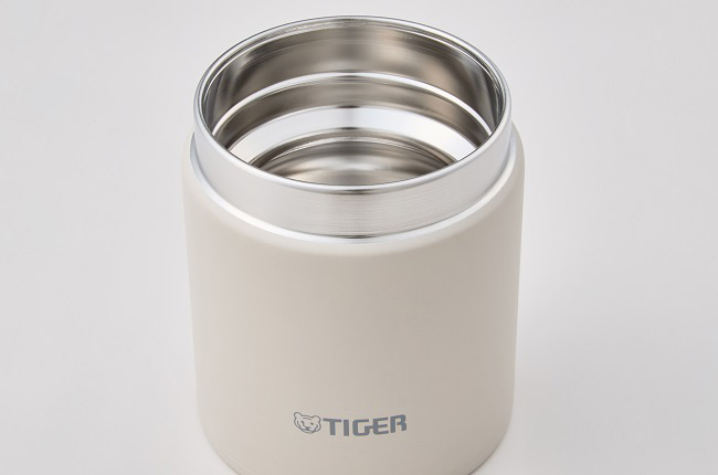 画像: ステンレスの清潔さと飲み心地の良さを両立させた、なめらか飲み口。飲み口上部をカールさせることで、マグカップのような口あたりを再現しました。