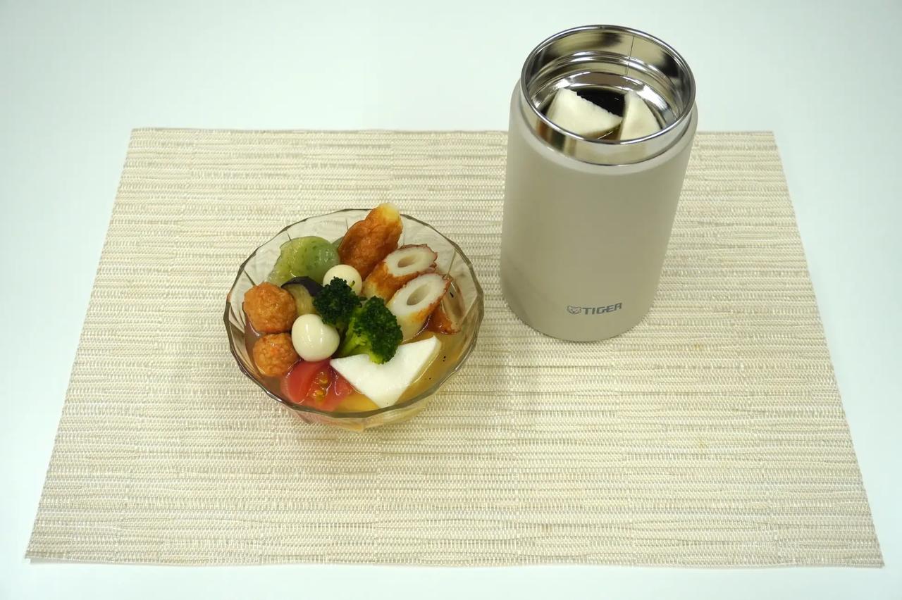 画像: ◆ 材料（750mL分） ・ちくわ：2本 ・うずら卵（水煮）：2個 ・揚げボール：2個 ・トマト：1/2個 ・刺身こんにゃく：2枚 ・揚げなす（冷凍）：2個 ・ブロッコリー（冷凍）：2房 ・はんぺん：40g ＜おでんだし＞ ・白だし：70mL ・冷水：350mL ・ゆずこしょう：小さじ1/2