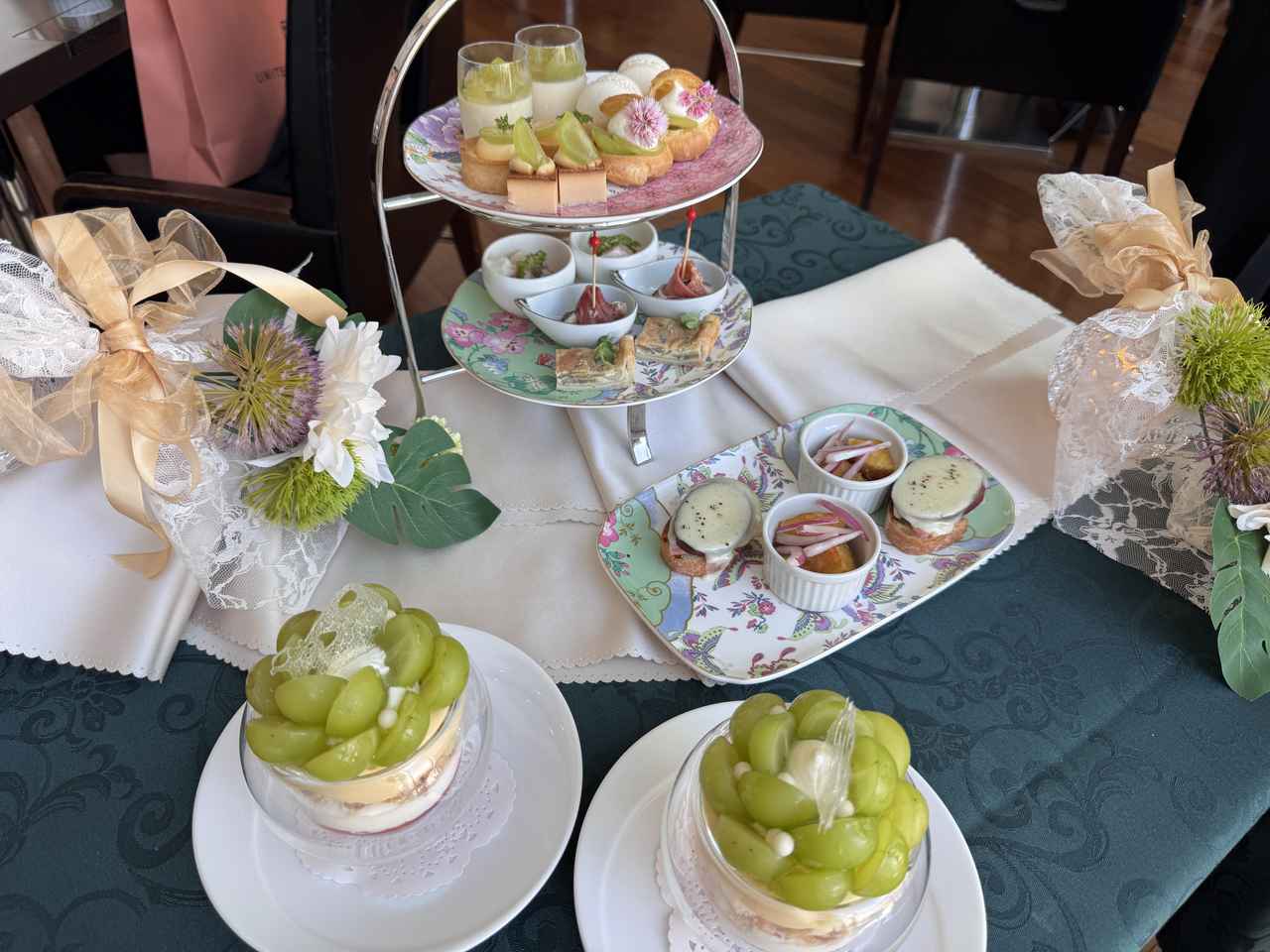 画像: ワゴンで登場する演出に、思わず笑みがこぼれます。