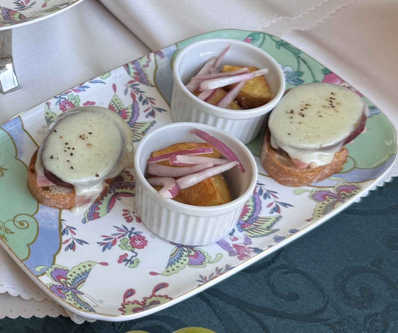 画像: ハチミツ芋とジャンボンのクロックムッシュ インカのめざめのフリット トリュフ塩の香り