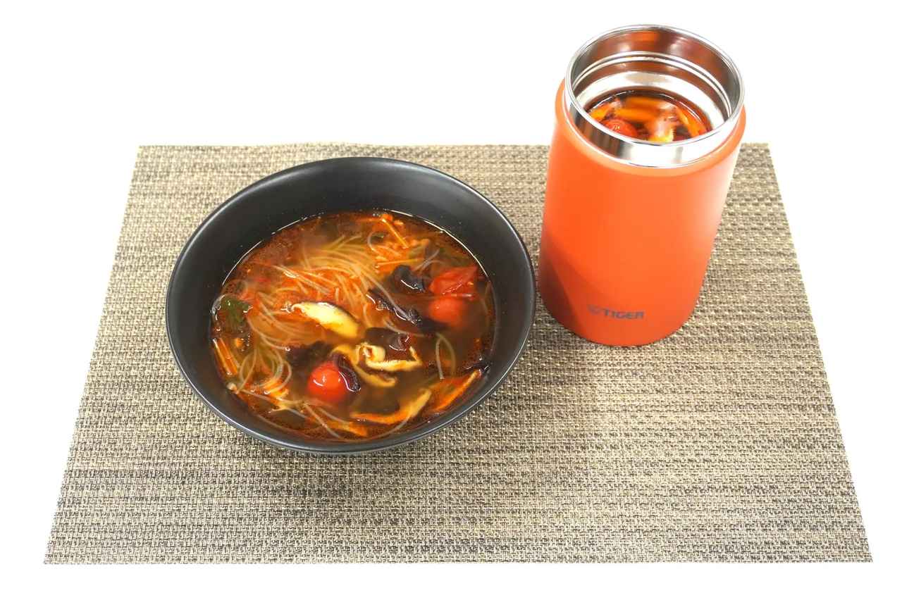 画像: ◆ 材料（750mL分） ・にんにく（チューブ）：小さじ1/2 ・しょうが（チューブ）：小さじ1 ・豆板醤：小さじ1 ½ ・赤唐辛子 (輪切り) ：適量 ・花椒（パウダー）:小さじ1/2 ・鶏がらスープの素（顆粒）：大さじ1 ½ ・しょうゆ：大さじ1 ½ ・酢：大さじ1 ½ ・塩：少々 ・水：600mL ・ごま油：小さじ1 ・豚ひき肉：50g ・小松菜：30g ・しいたけ：1枚 ・ミニトマト：2個 ・きくらげ（乾燥）：2個 ・春雨（乾物）：16g