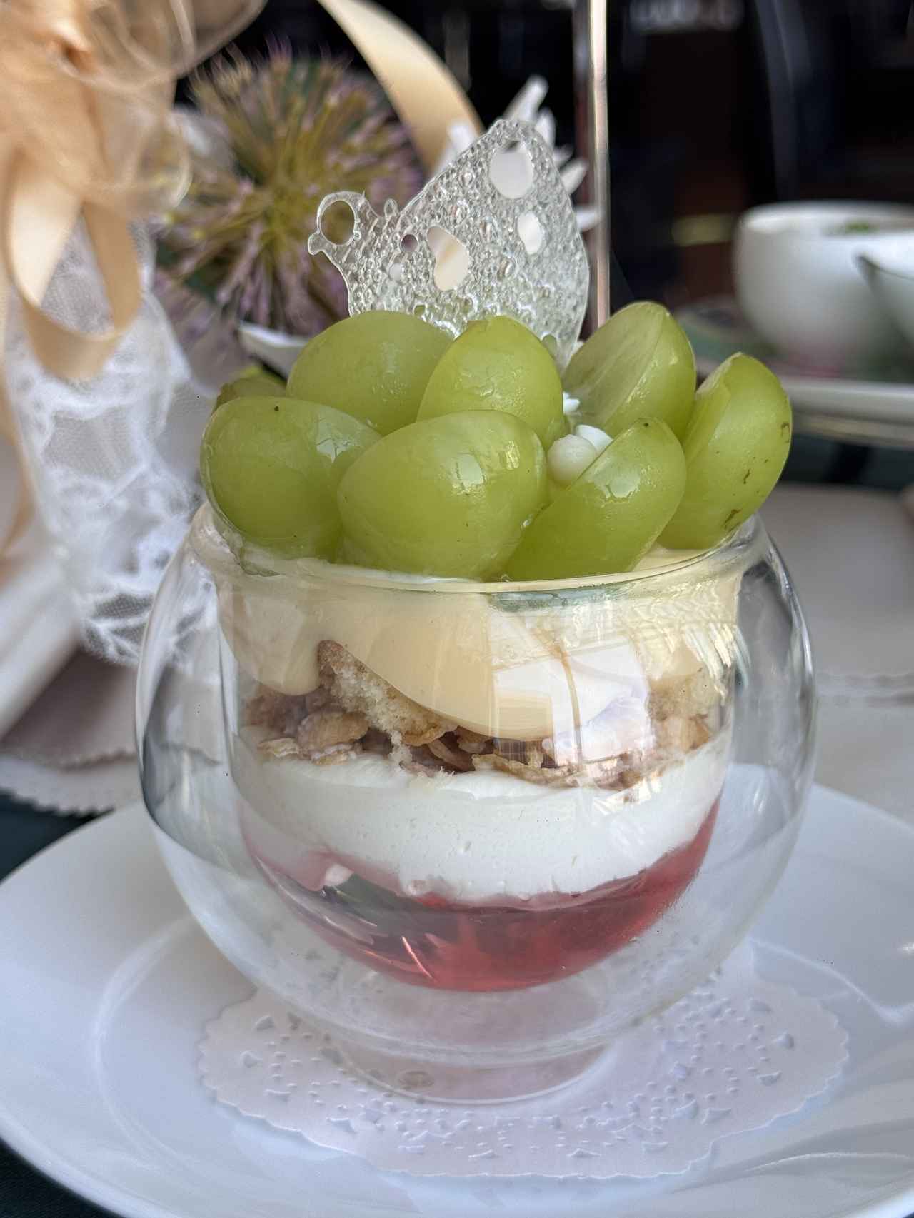 画像: 飴細工も含めると全10種の味が楽しめるシャインマスカットパフェ