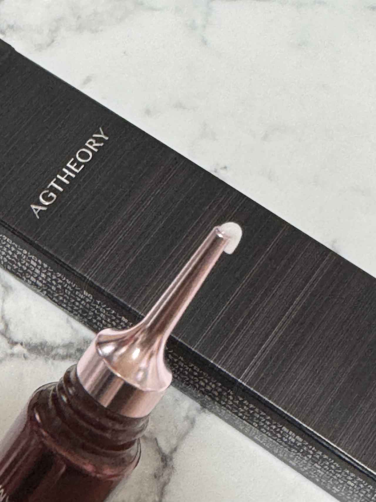 画像: 使用方法:朝と夜のお手入れの最後に、小さなパール粒1個分を指先にとり、 目のまわりなど、気になる部分にやさしくなじませます。