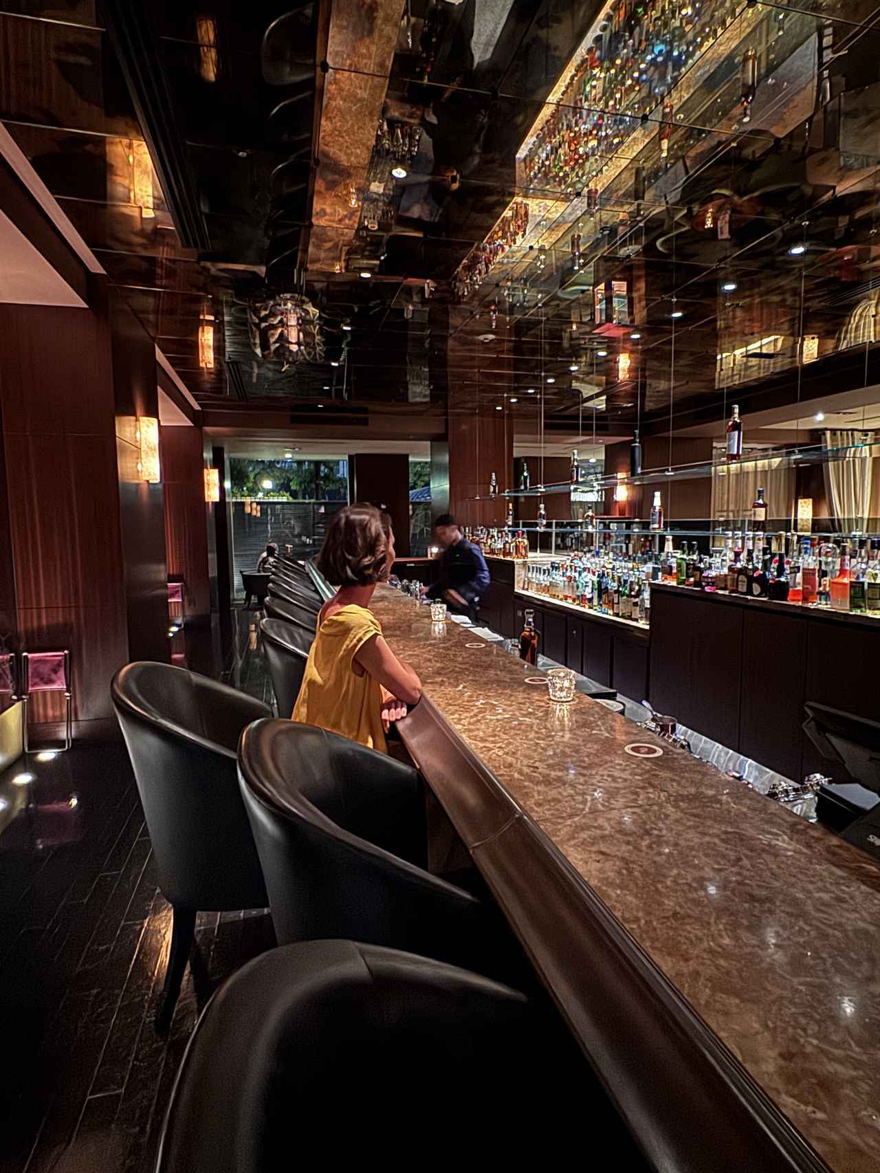 画像: メインバー「ダビンチ」 中世ヨーロッパの佇まいを感じさせる家具や照明を配し、上品にして重厚な木目を中心としたインテリアデザインの店内