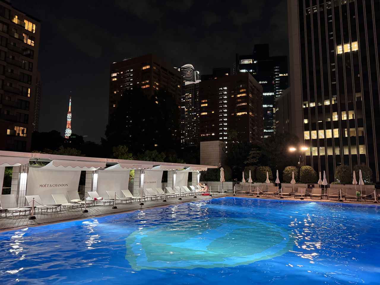 画像1: ライトアップされた水面に、シャンパンの泡が重なる夜