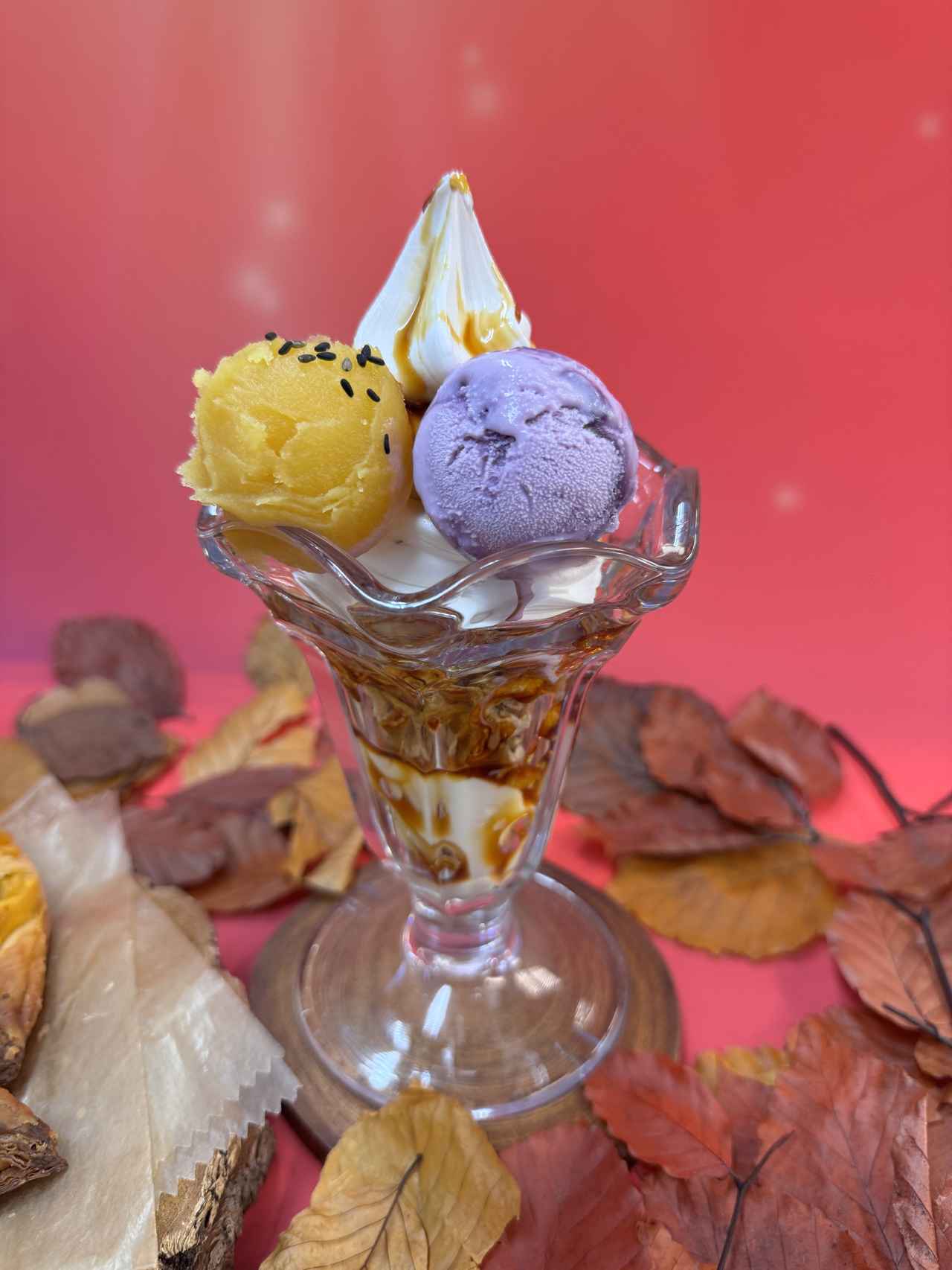 画像: スイートポテト&紫芋のパフェ 価格 :720円(税込) 販売期間:9月19日(金)〜11月5日(水) ※予告なく販売を終了する場合がございます。予めご了承ください。 ※店舗により価格が異なる場合があります。