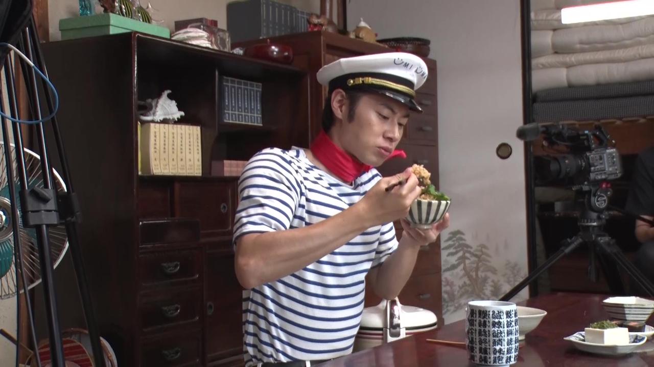 画像1: UMIUMAグルメを堪能する戸塚さんの豊富な表情に注目! メイキング映像も同日公開