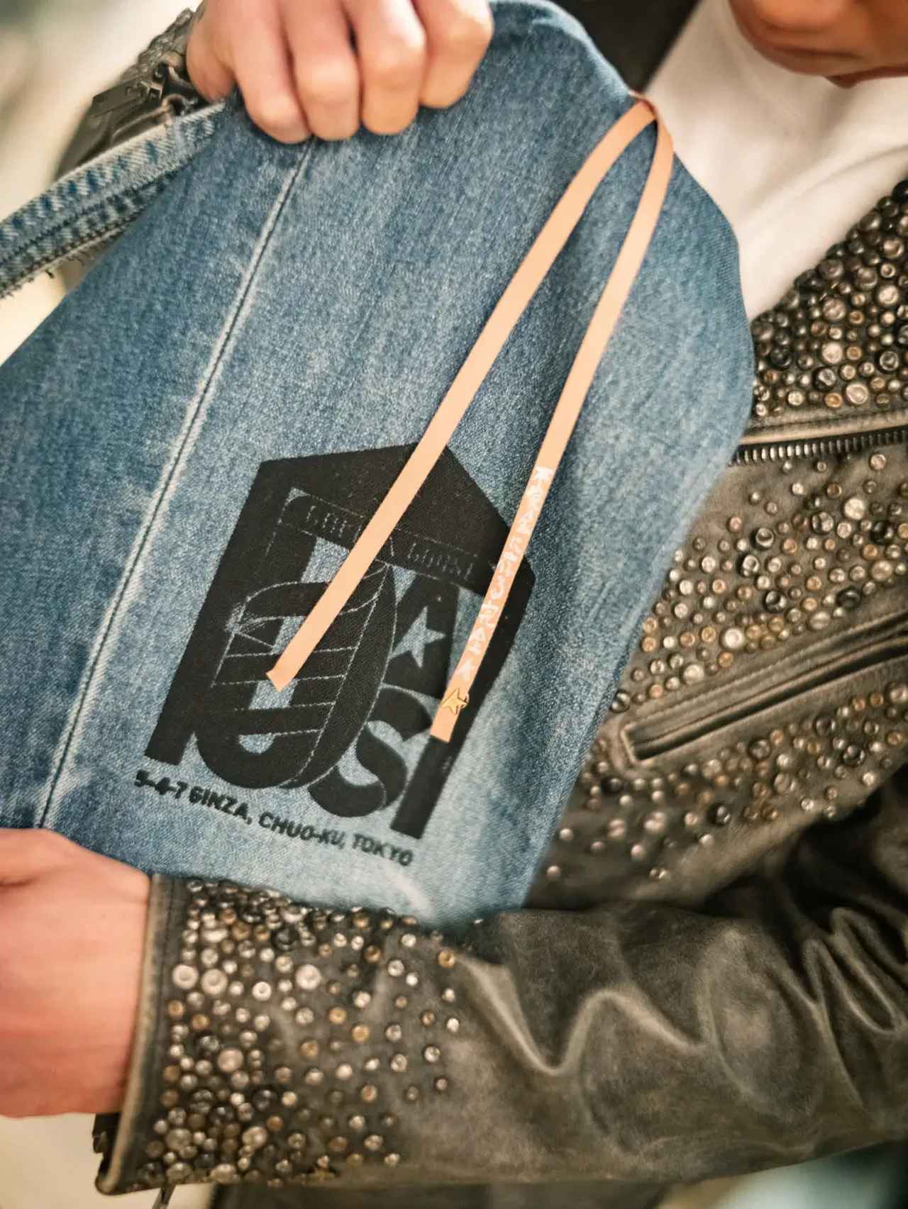 画像: 美山有さんデザインが施されたYamasawa press 特注デニムトートバッグ