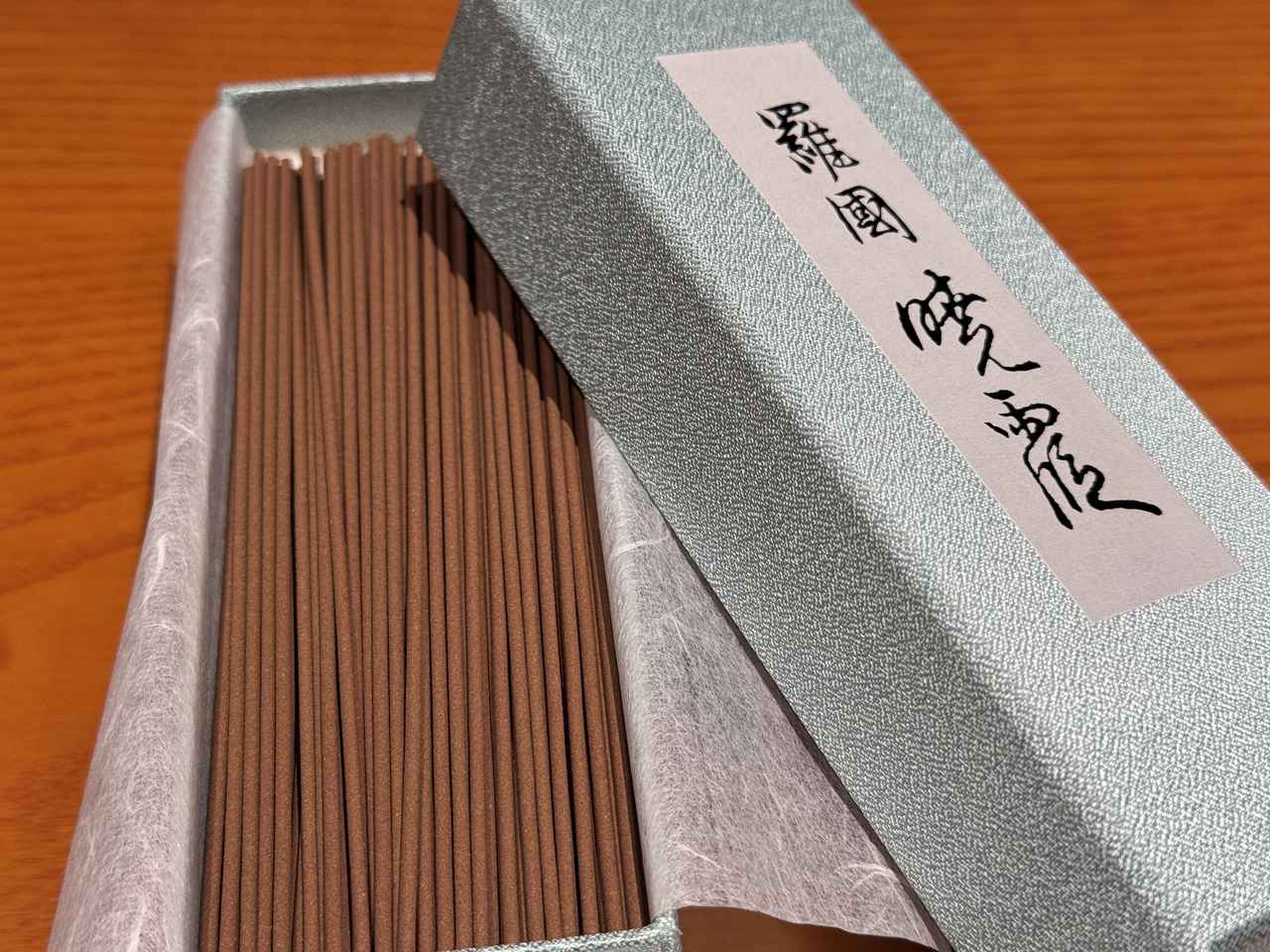 画像: 高級お香『羅國 暁霞(らこく あきがすみ)」20,900円(税込)2025年5月発売 内容量:約30g 燃焼時間:約30分 長さ:約135mm