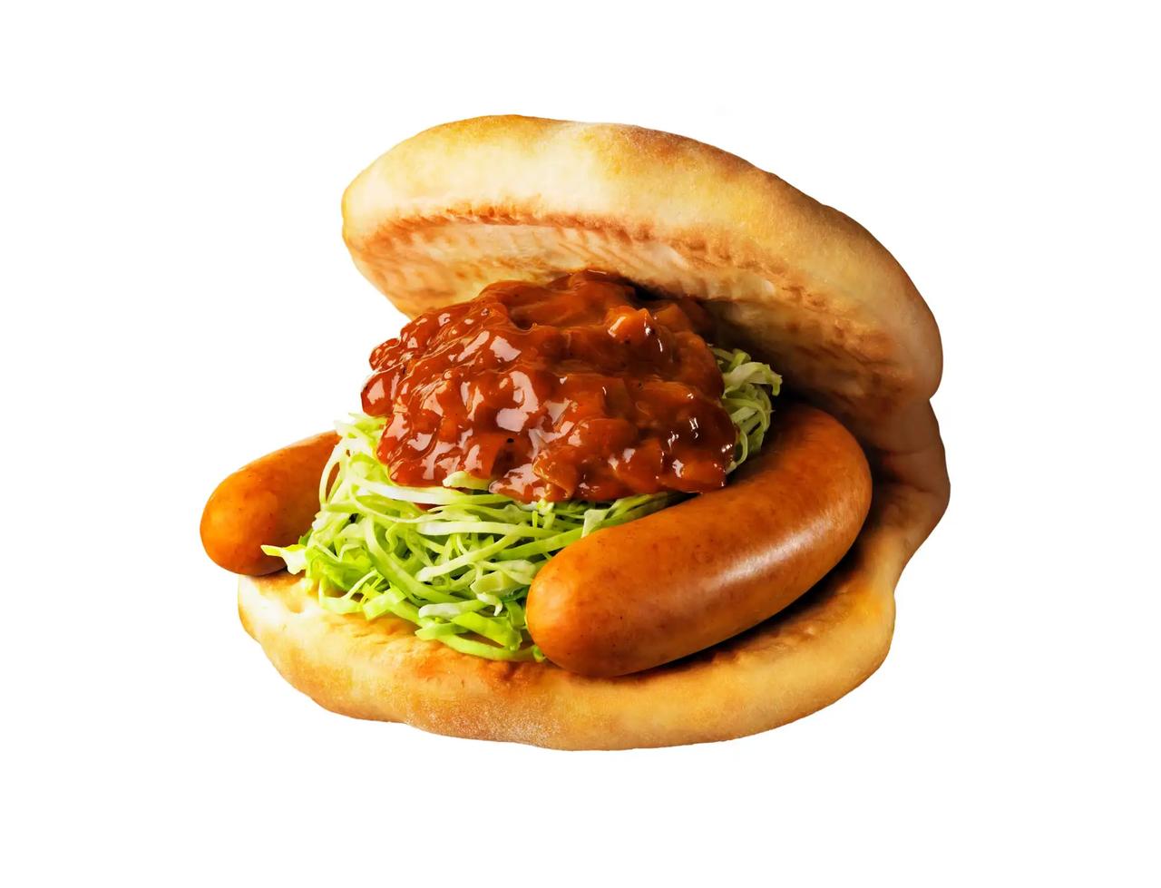 画像: 「バーベキューフォカッチャ」(520円) ジューシーでパリッとした歯ごたえのある馬蹄形(ばていけい)ソーセージにモスオリジナルのバーベキューソースをかけ、ふんわりとしたフォカッチャでサンドしました。フォカッチャの生地は、歯切れ良くふんわりとした食感を出し、さらに、塩麴を入れることでしっとりとした焼き上がりにしています。バーベキューソースは、キャベツや素揚げしたなすなどを具材にし、ヒッコリーの木を燻したような香りを加えた、モスオリジナルのソースです。