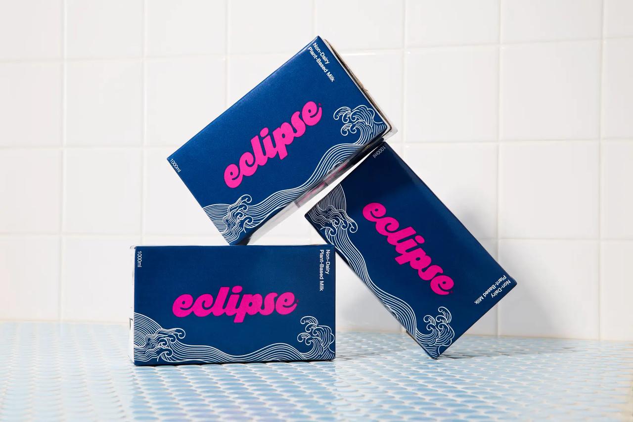 画像: エクリプス ミルク(Eclipse Milk) 原材料名:米油(国内製造)、甜菜糖、エクリプスミルクパウダー(ひよこ豆たんぱく、エンドウ豆たんぱく、マルトデキス トリン)、食塩/pH調整剤、香料、リン酸Ca、ヒマワリレシチン、安定剤(ジェランガム) 内容量:1L 発売日:2025年9月1日(月) 販売価格(予定):4,200円/6本入(税込・送料込)