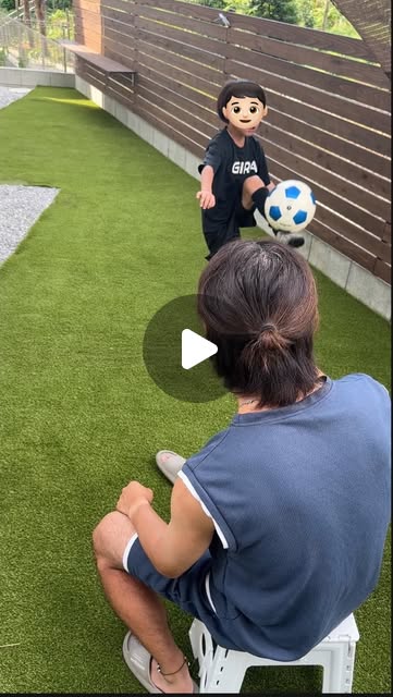 画像: 田南輝一 きいちゃん るぅきぃ夫婦 on Instagram: "スポーツをやっているお子さんがいらっしゃる家庭に起こりがちな「アドバイス問題」 楽しくやってほしい気持ち 上手くなってほしい気持ち 言葉で伝えるのは難しいけど どうにかしてあげたいのが親心。 そんな中で今回の、Google Pixel 10 のAIアシスタントで積極的にいろいろな質問をしながら楽しく練習してみました。 これは本当にいい。 リフティングだけでなく、シュートやパス その日の天候に合わせた服装のアドバイスまで返ってきて、親の私たちも助かりました…！ これからも一緒に上手くなろうね！ #PR #ドコモMAX #GooglePixel10 #Gemini"