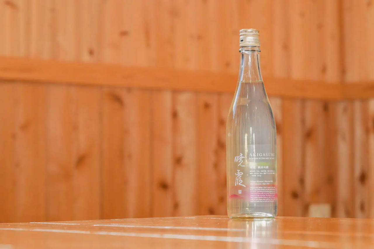 画像: ■発売日:2025年9月15日(月祝)11:30より ■数量:300本 お一人様2本までとさせていただきます。 ■販売先:銀座らん月のオンラインショップ(https://rangetsu.shop-pro.jp/) 及び 飲食店「銀座らん月」「唎き酒処 酒の穴」にて 店頭販売店内では、1合1,650円(税込)にてご提供いたします。 ■商品情報 · 商品名:暁霞 - AKIGASUMI -(一回火入れ) · 酒分類:純米吟醸酒 · 原料米:麹米/福乃香、掛米/五百万石(ともに福島県産) · 酵母:F7-01、1801、煌酵母 · アルコール度数:16度 · 容量:720ml · 価格:6,600円(税込価格) · 製造元:宮泉銘醸株式会社(福島県会津若松市)