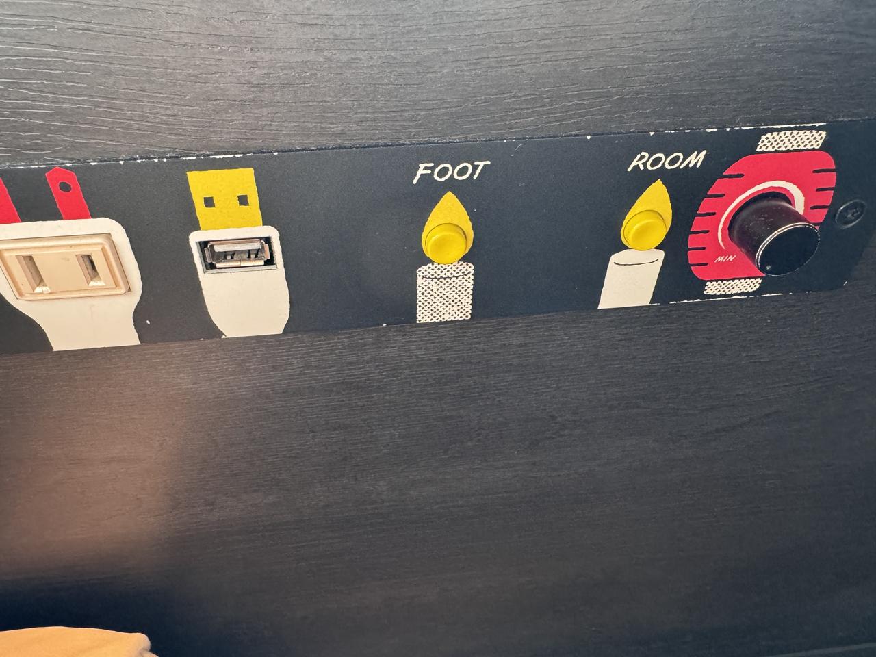 画像: 枕元にあるスイッチ各種