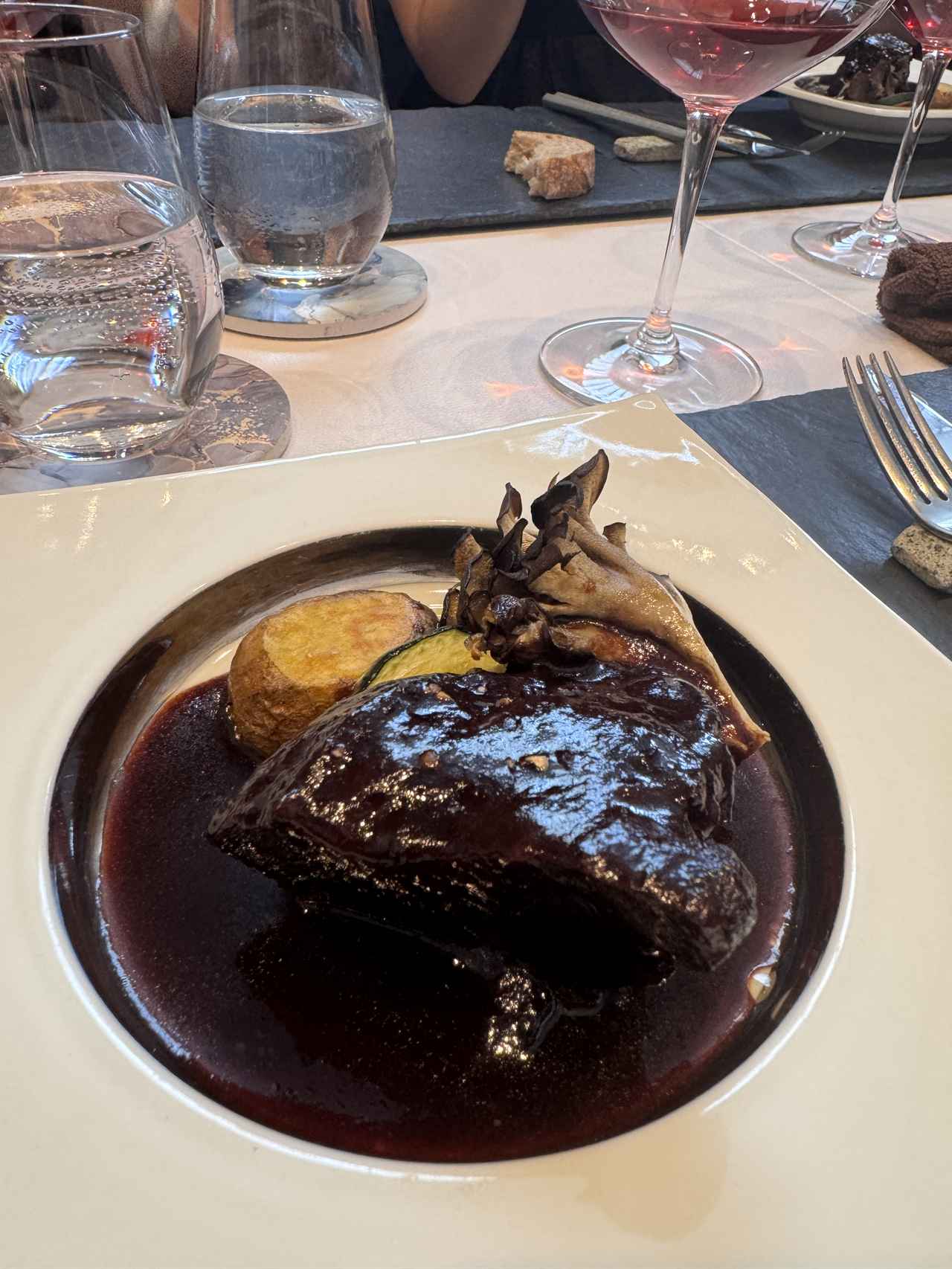 画像: メイン：黒毛和牛頰肉のブフ・ブルギニヨン（赤ワイン煮込み）