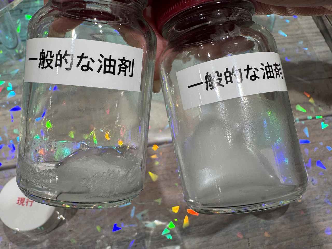 画像: 【実験2】油剤に、現行品に使用の粉と新商品に使用している粉をそれぞれ混ぜると、現行品の粉のほうは固まってしまう一方、新商品の粉を加えたほうは固まりませんでした。