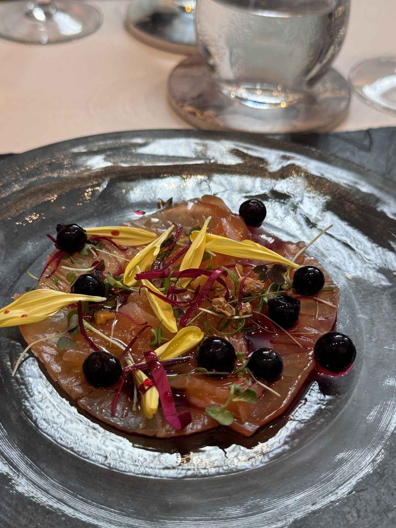 画像: 前菜：自家製サーモンマリネ（カシスドレッシング）