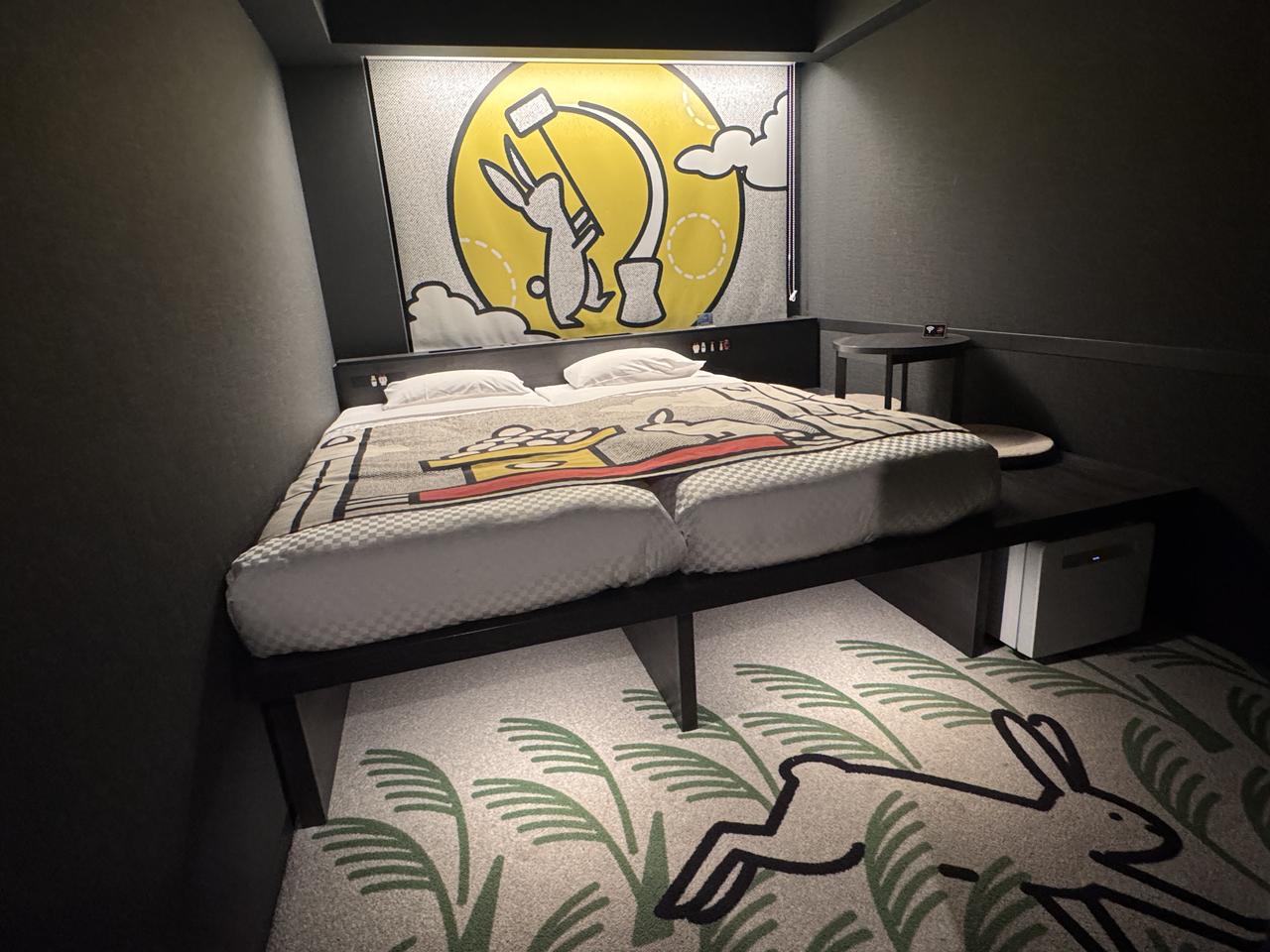 画像: ベッド下にはスーツケースなど大きな荷物も収納できます。