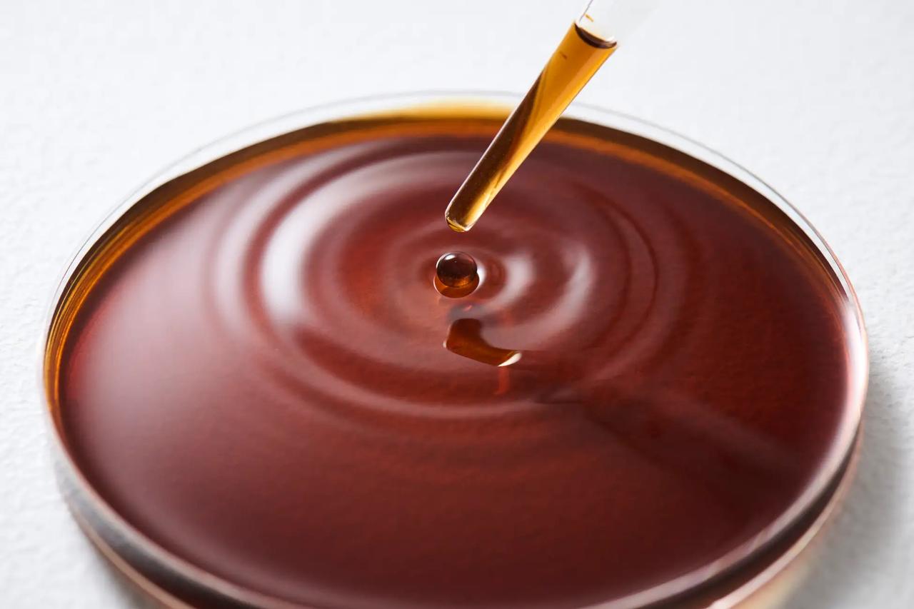 画像: プラセンタエキス 国内で厳しく管理された健康な豚の胎盤から抽出され、厳格な品質管理のもとで製造されたこだわりの成分です。胎児の成長を支ええ“生命の源” とも言えるプラセンタは、アミノ酸・ペプチド・ミネラル・ビタミン・核酸など、美容に必要な栄養素を豊富に含有。年齢に応じて細胞の働きをサポートし、ハリ・弾力・透明感に満ちた肌印象へと導きます。