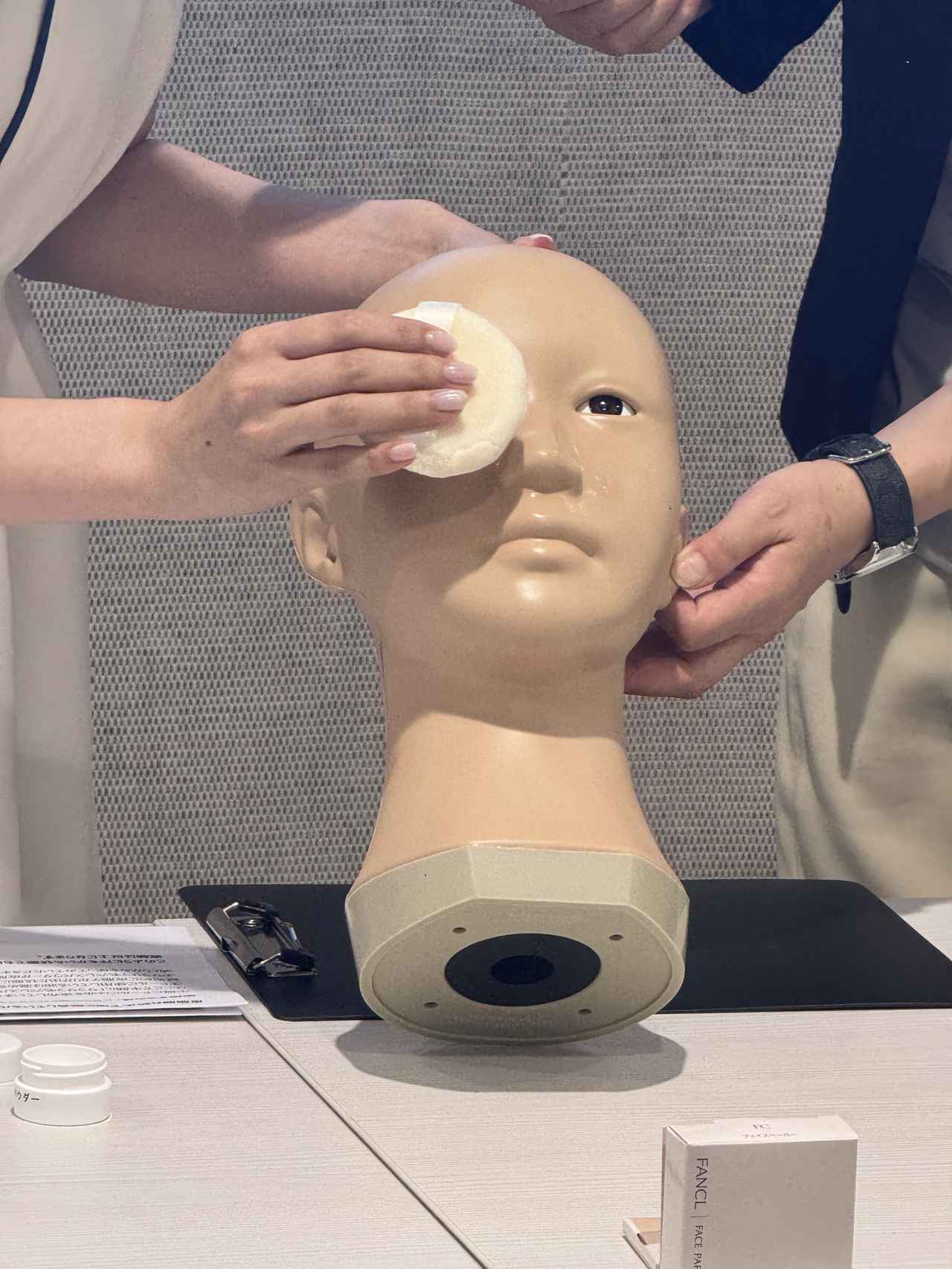 画像: 【実験1】半顔だけパウダーを塗布して、脂浮きチェック