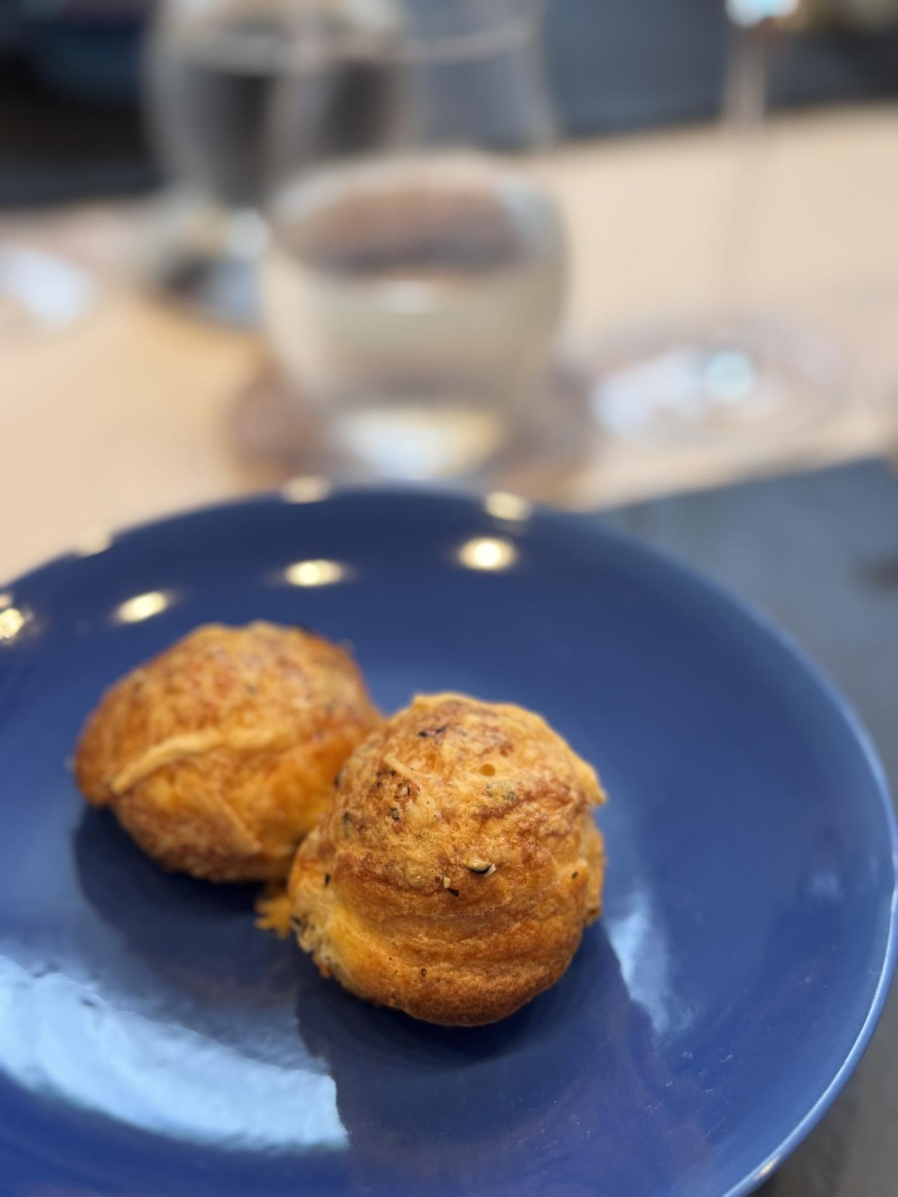 画像: アミューズ：グジェール（ブルゴーニュ地方のチーズ風味のシュー生地）