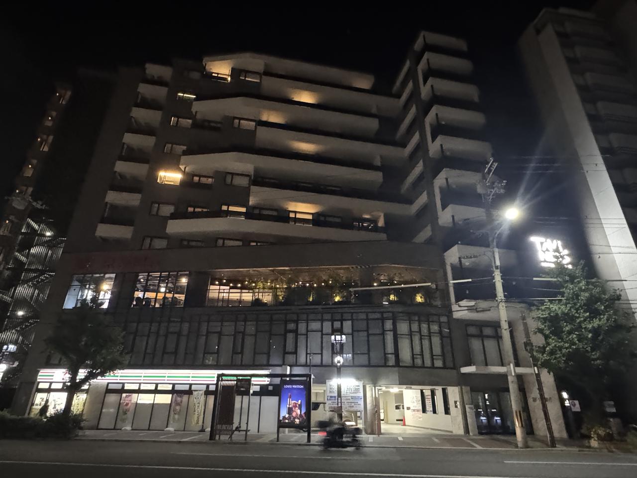 画像: 1階にはセブンイレブンがあり便利。 ホテル目の前にある”河原町五条”のバス停を利用。