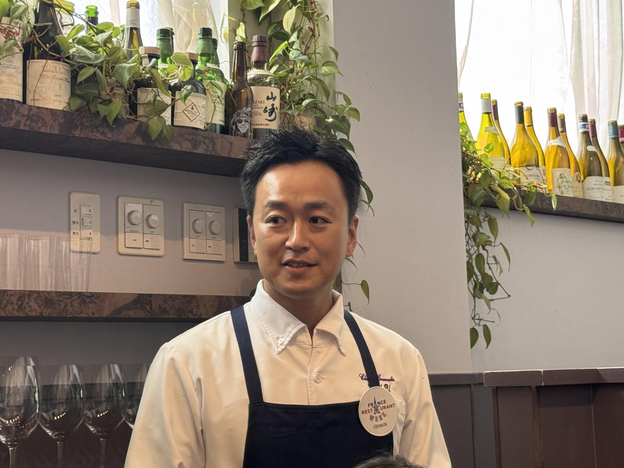 画像: フランスで8年間、ビストロから1〜3つ星レストランで修行された川﨑 康志シェフ コメント：フランスで身につけた技術・感性に、日本の旬の食材を活かした料理を楽しんでいただけたら嬉しいです。