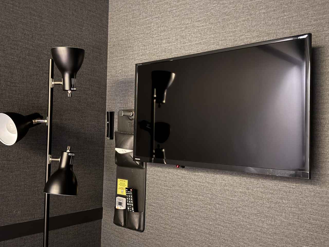 画像: テレビ、3方向に自在な照明が便利でした。