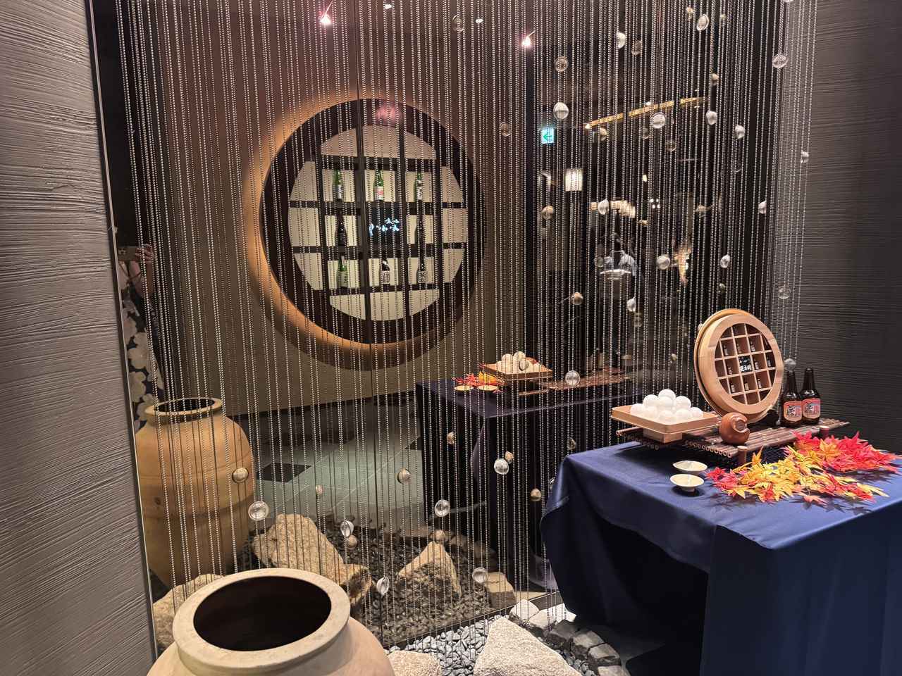 画像: 半個室も備え、落ち着いた店内