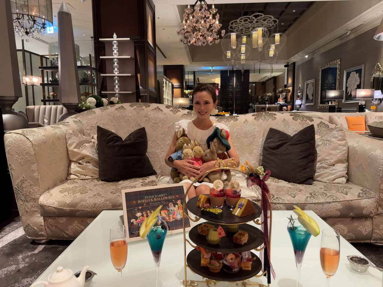 画像: 秋の午後、ピーターと仲間たちが待つティーテーブルへ。