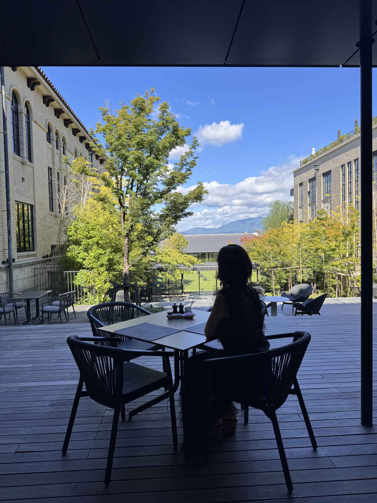 画像: 食後のコーヒーはテラス席で。