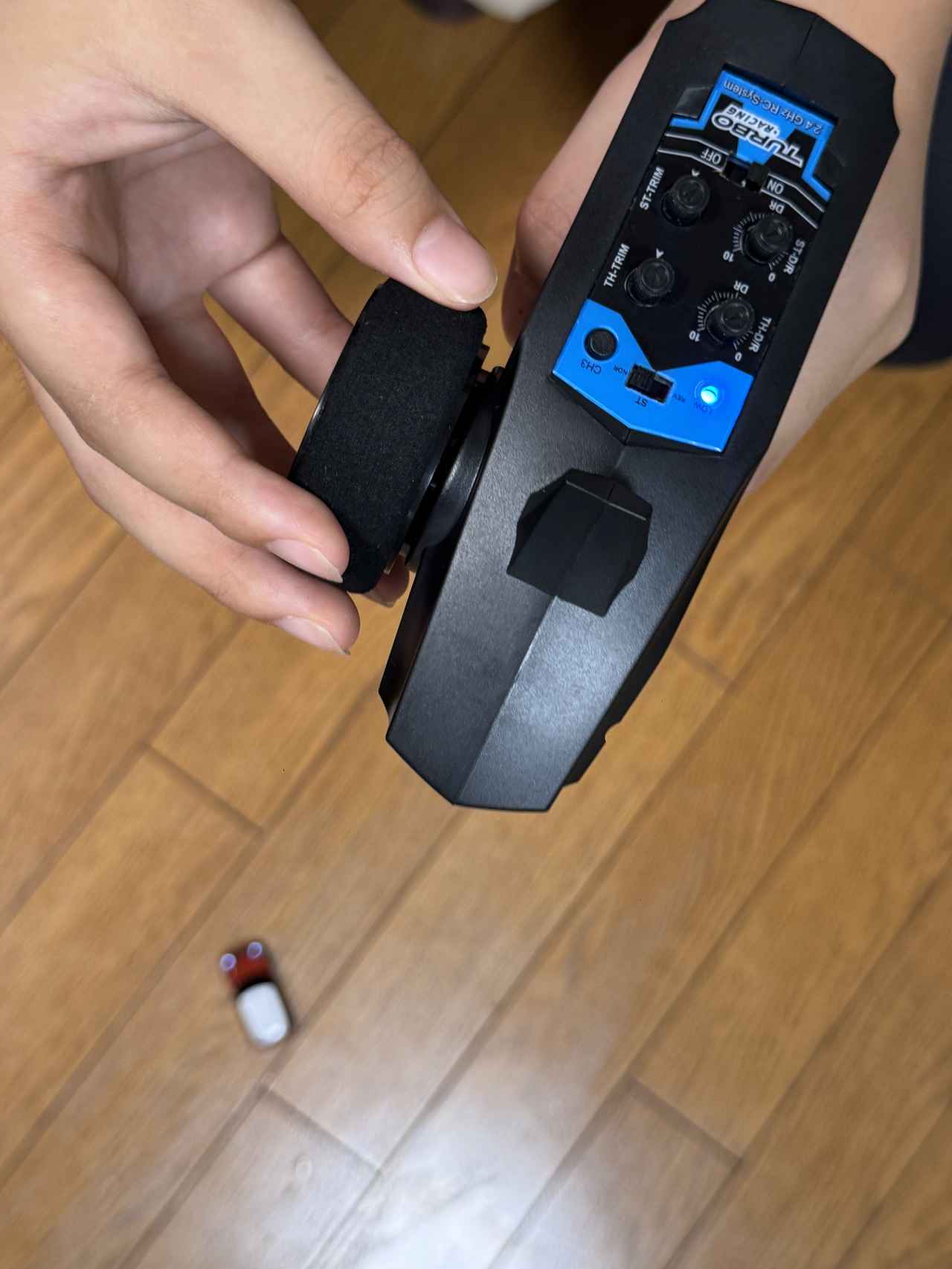 画像: *送信機用に単四電池4本が必要