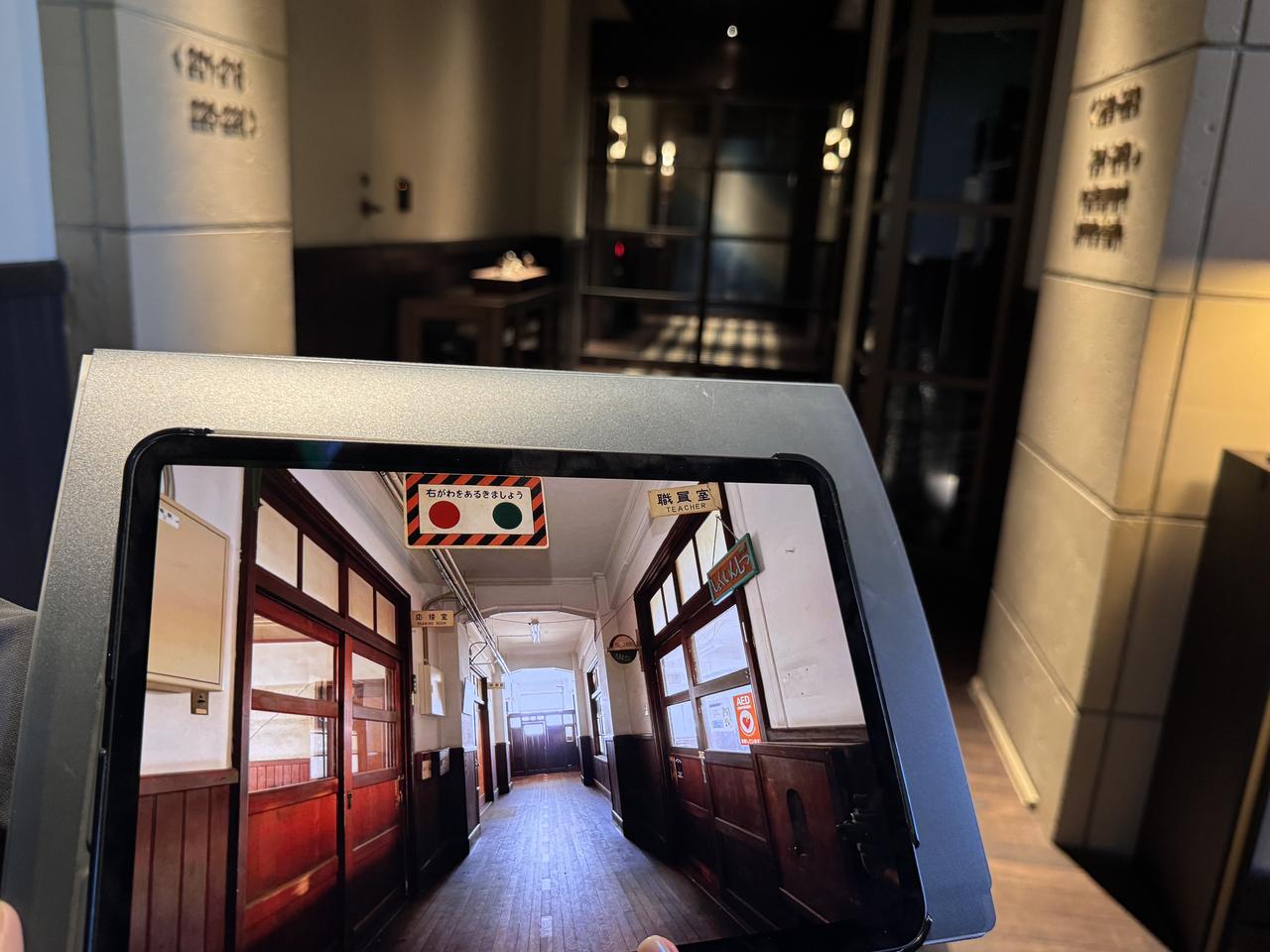 画像: 廊下は右側通行。