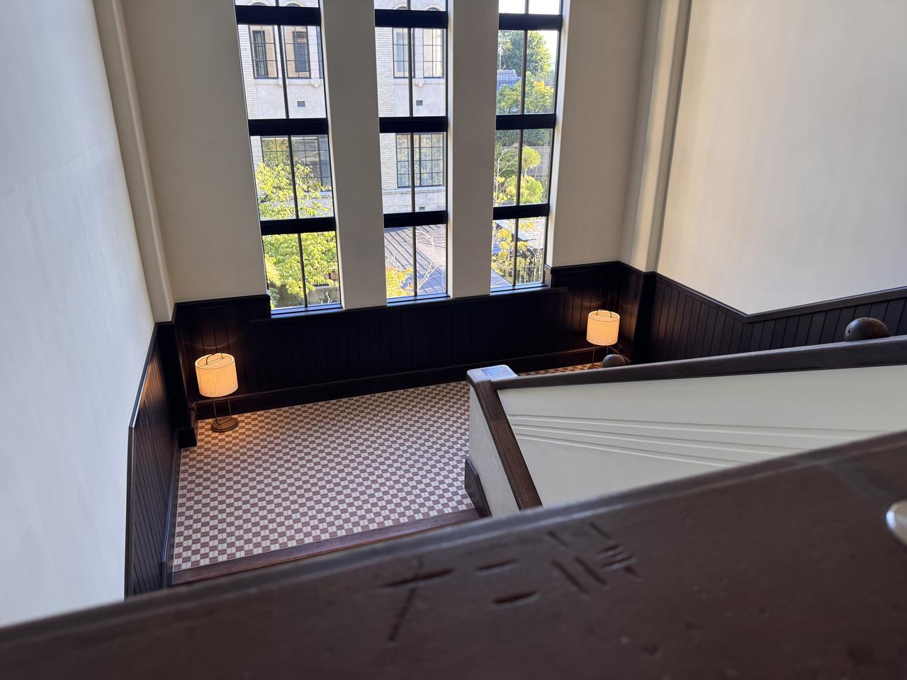 画像: 誰か生徒が彫刻刀で掘った手すりの傷もそのままに