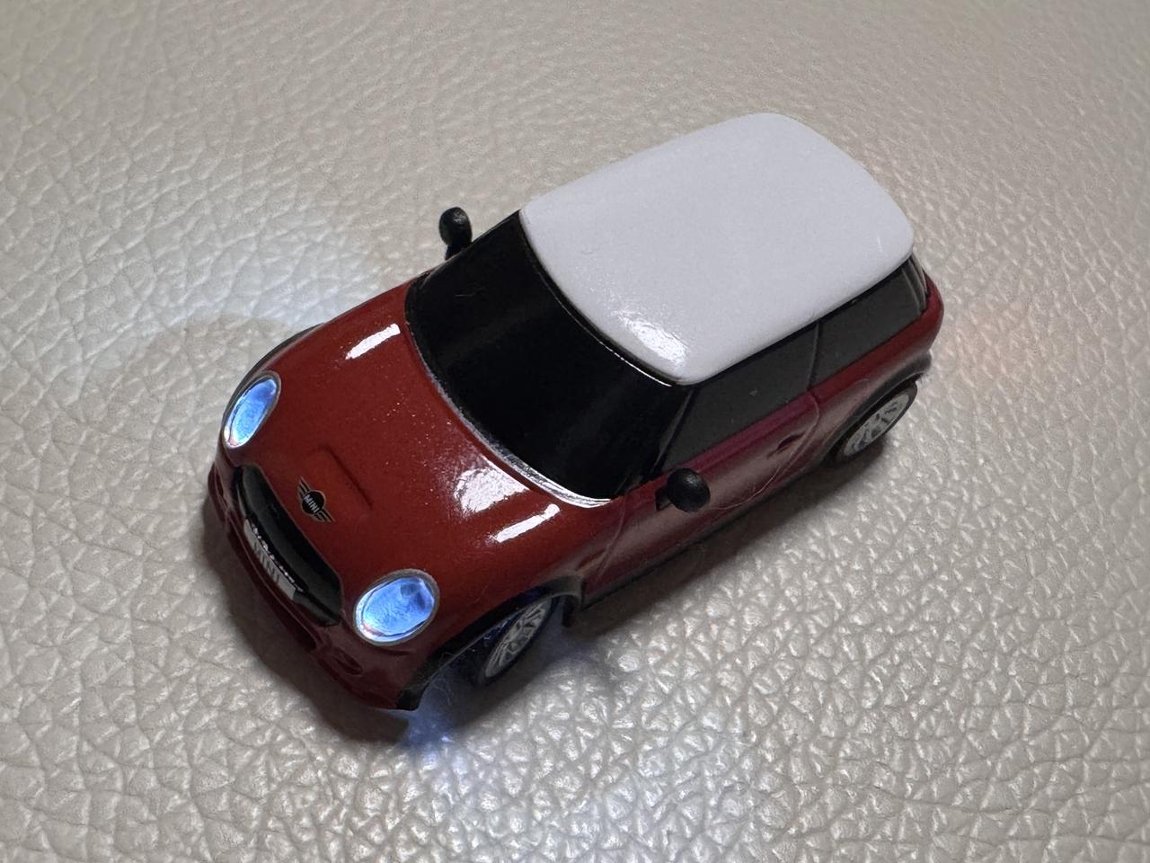 画像: 高輝度大径LEDのヘッドライト&テールランプ装備