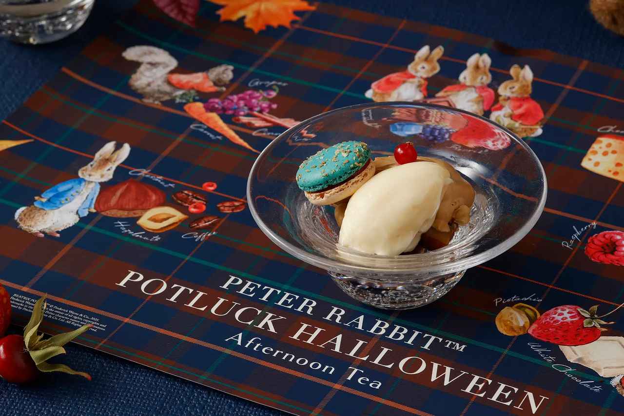 画像: スペシャリテ「ピーターラビット™のコーヒーマロンイートンメス」混ぜていただくのが英国式 BEATRIX POTTER™(C) Frederick Warne & Co.,2025